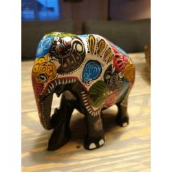 Mooie geschilderde houten olifant