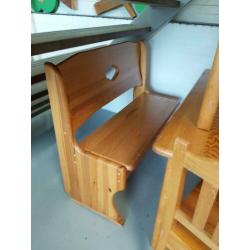 Verschillende grenen houten meubels