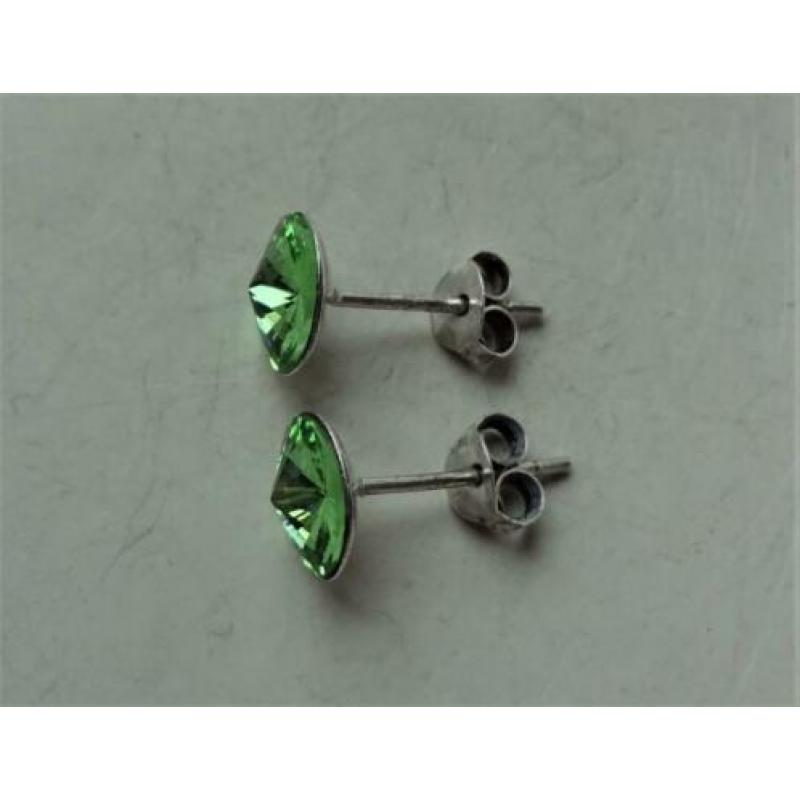 Zilveren oorbellen / stekers: groene Swarovski kristal