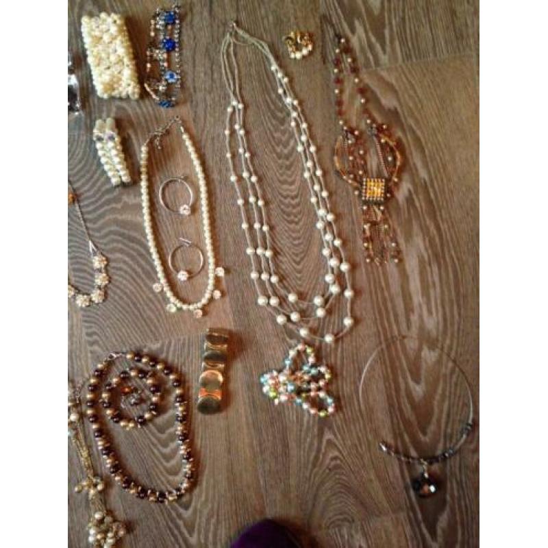 Veel sieraden van alles wat alles in 1 koop