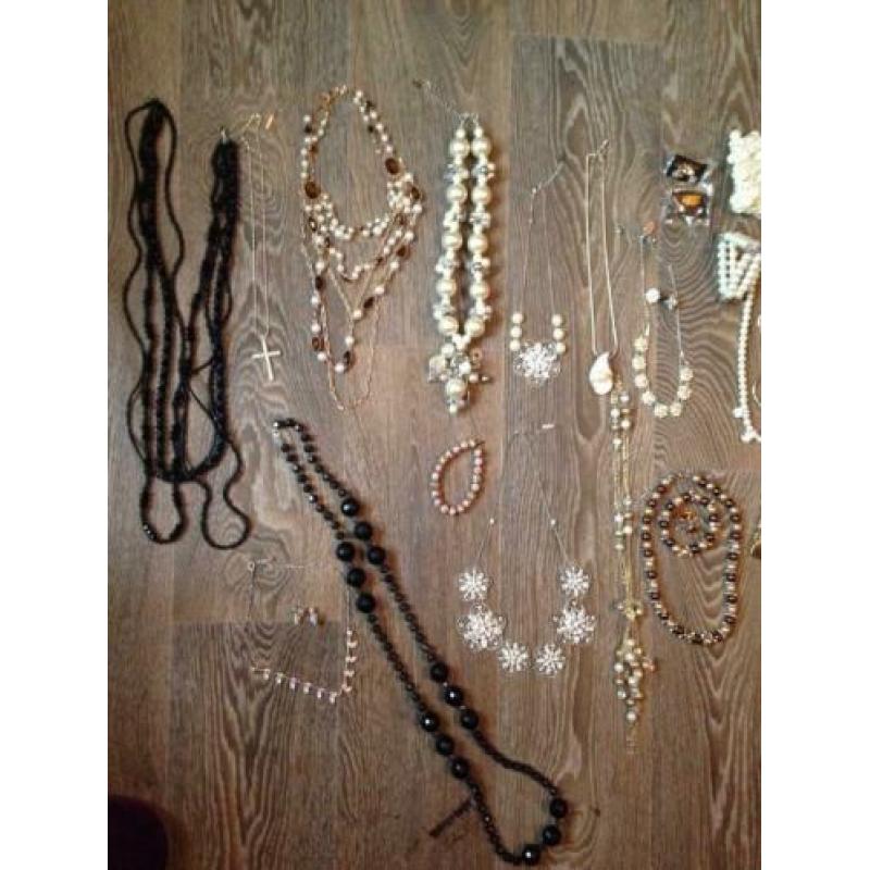 Veel sieraden van alles wat alles in 1 koop