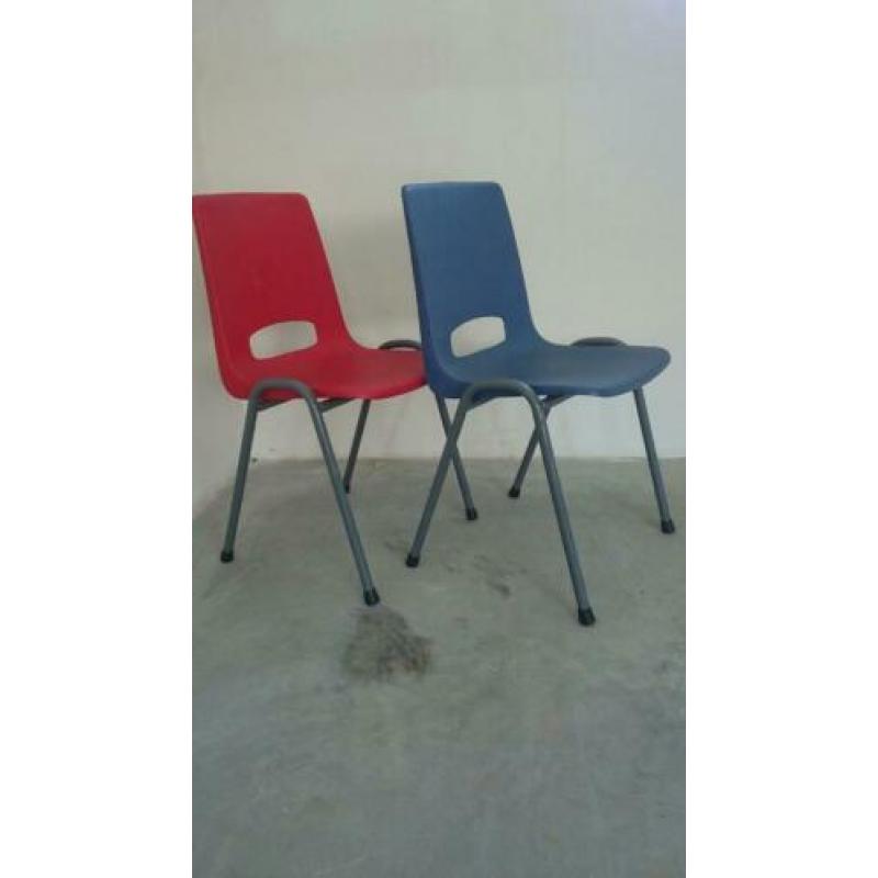 Kunststof kuipstoeltjes kantine stoelen gebruikt en nieuw!