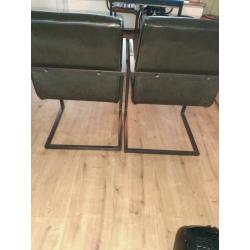 2 eetkamerstoelen