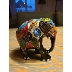 Mooie geschilderde houten olifant