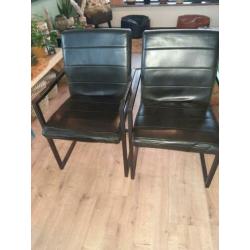 2 eetkamerstoelen