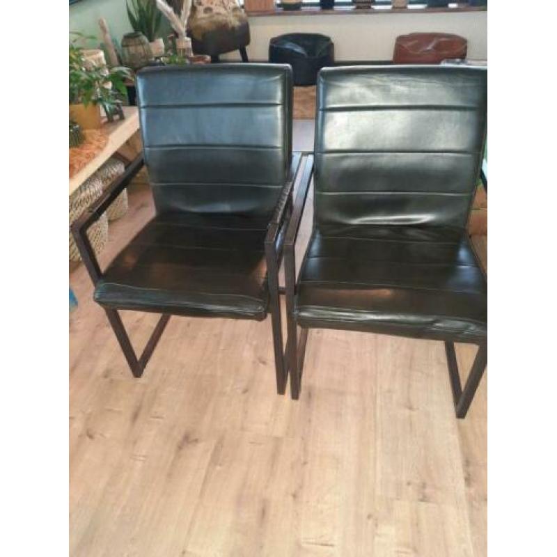 2 eetkamerstoelen