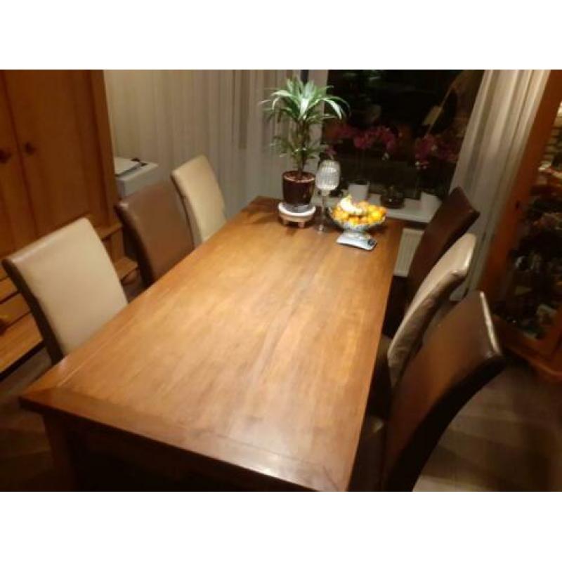 6 eetkamer stoelen in redelijke staat.