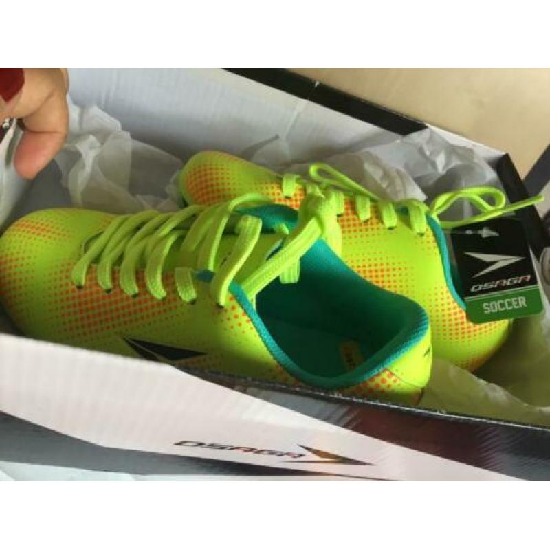 Voetbal schoenen maat 28