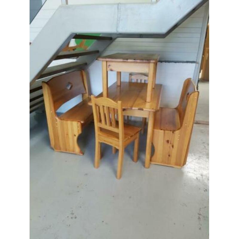 Verschillende grenen houten meubels