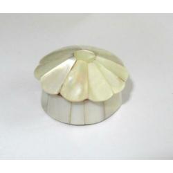 Vintage pillendoosje ingelegd met natuurlijke met parelmoer