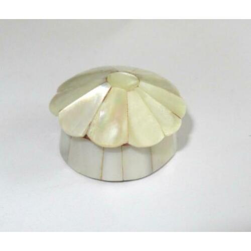 Vintage pillendoosje ingelegd met natuurlijke met parelmoer
