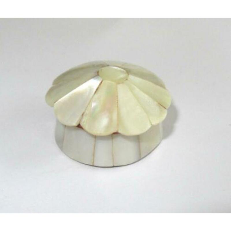 Vintage pillendoosje ingelegd met natuurlijke met parelmoer