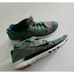 Nike fitness schoen maat 38,5 groen geknoopt