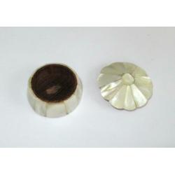 Vintage pillendoosje ingelegd met natuurlijke met parelmoer