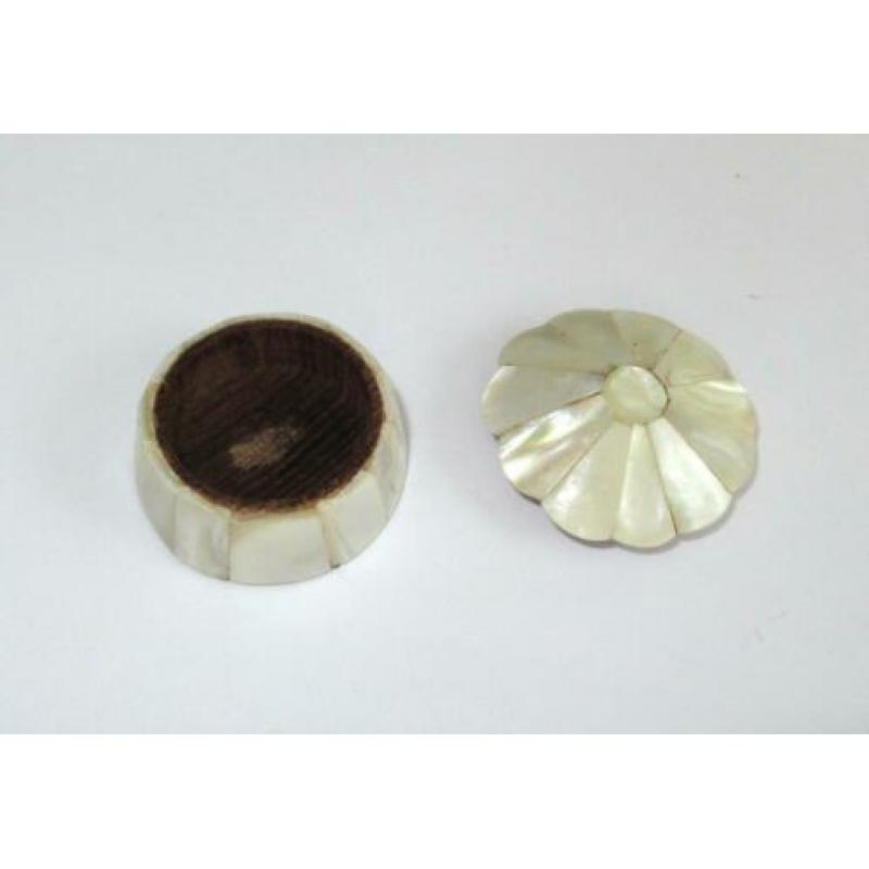 Vintage pillendoosje ingelegd met natuurlijke met parelmoer