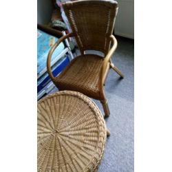 Rotan stoelen met tafel