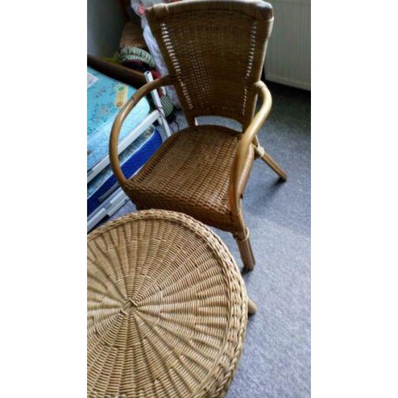 Rotan stoelen met tafel