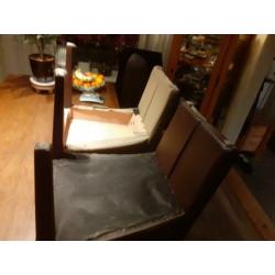 6 eetkamer stoelen in redelijke staat.