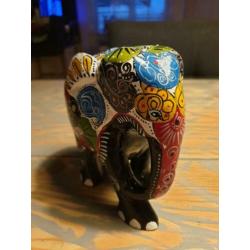 Mooie geschilderde houten olifant