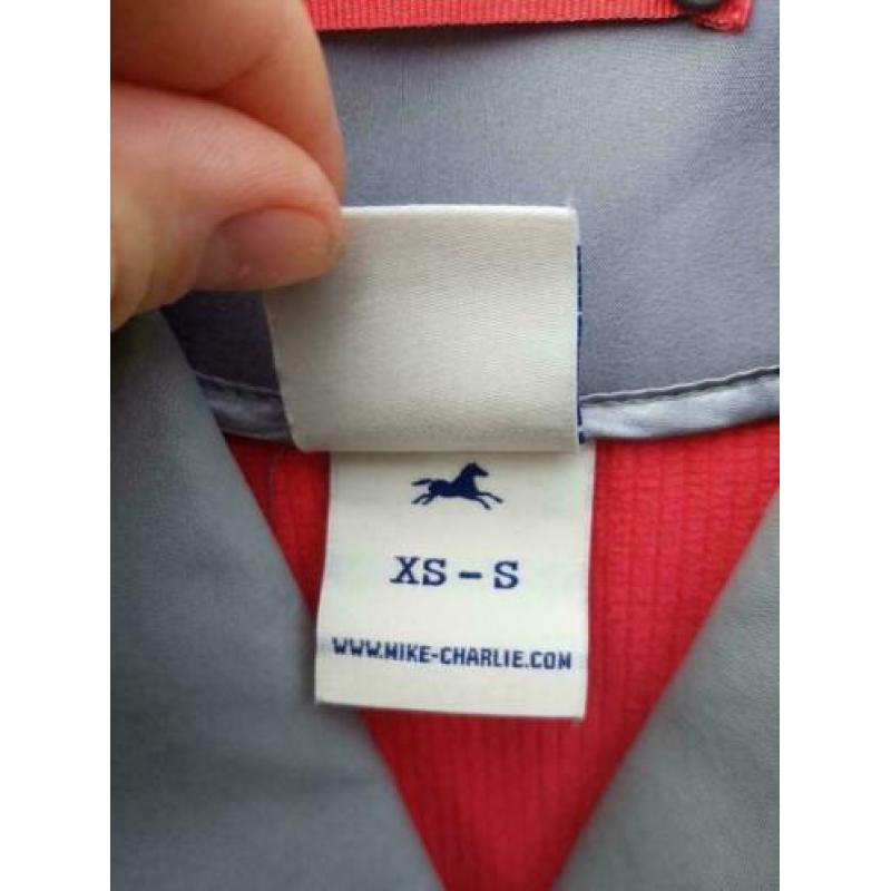 NIEUW Grijs softshell wedstrijdjasje, maat XS-S / 34-36