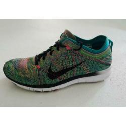 Nike fitness schoen maat 38,5 groen geknoopt