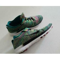 Nike fitness schoen maat 38,5 groen geknoopt