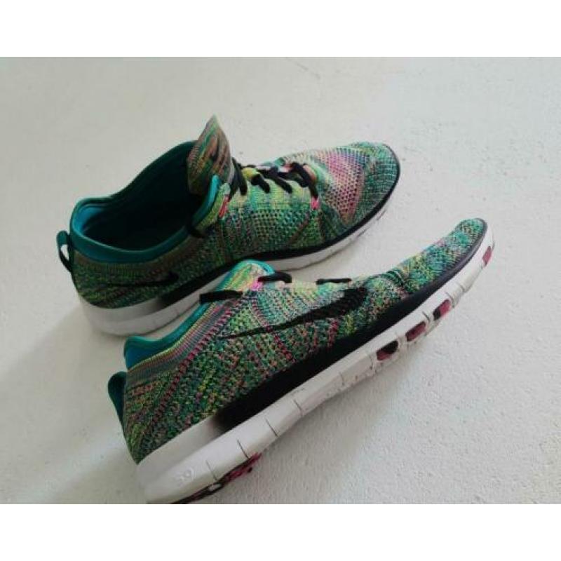 Nike fitness schoen maat 38,5 groen geknoopt