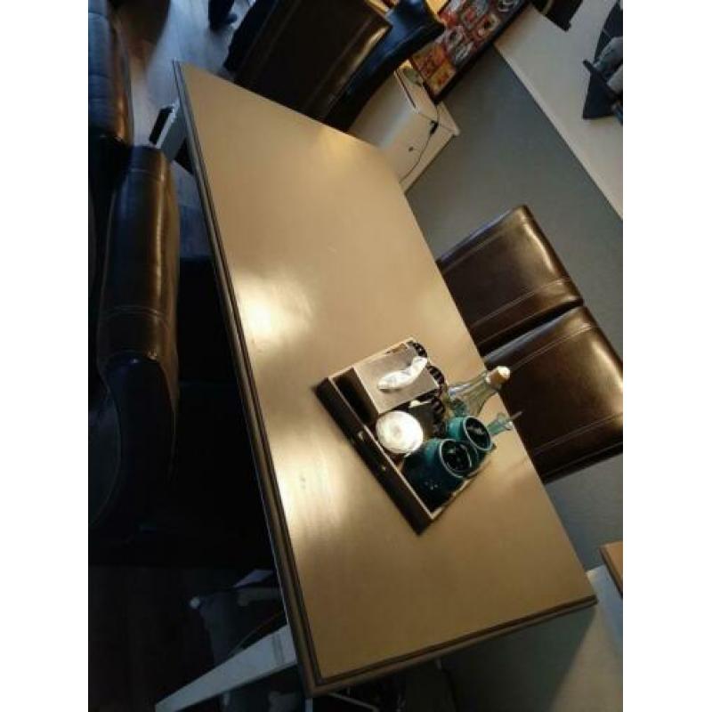Eettafel met 6 stoelen, 1 stoel is meer stuk zie foto