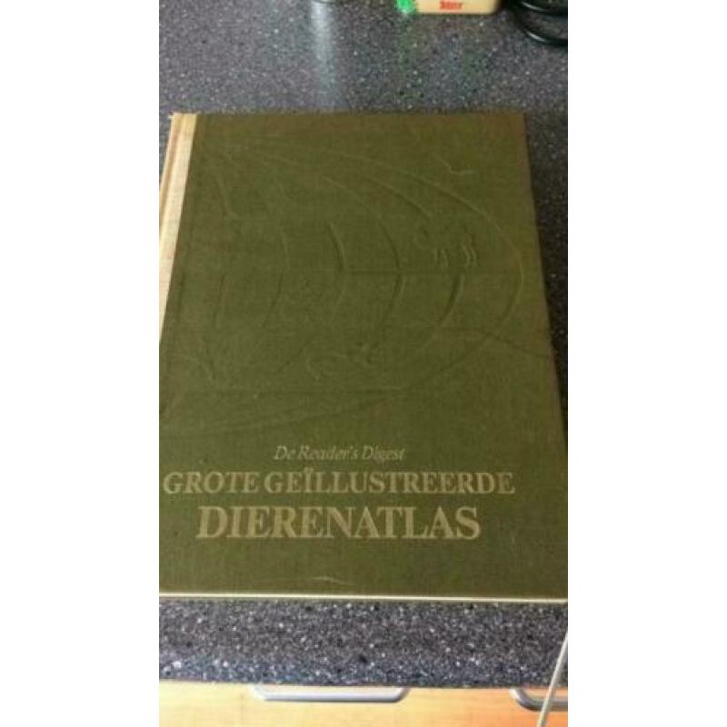 Grote geïllustreerde dierenatlas