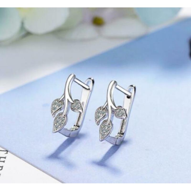 925 sterling zilveren oorbellen met 3 zirkonen bloemblaadjes