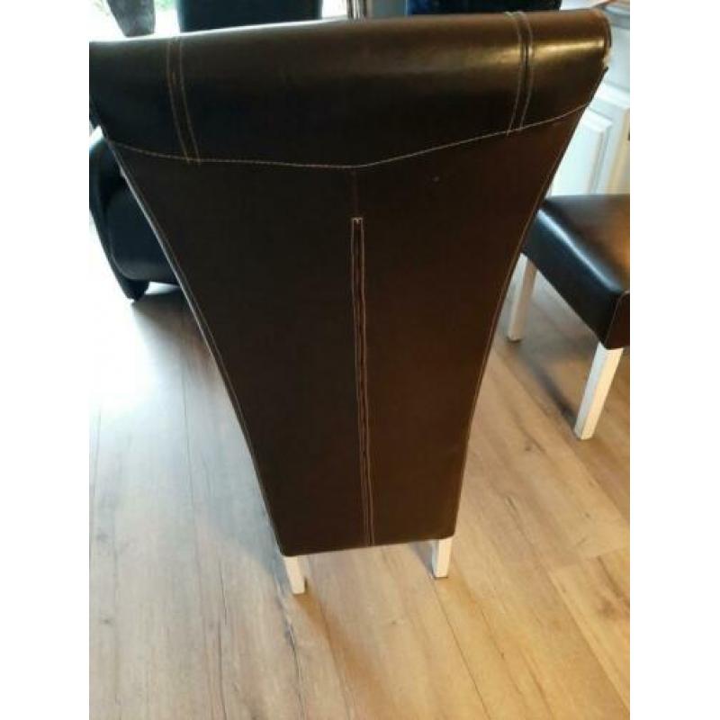 Eettafel met 6 stoelen, 1 stoel is meer stuk zie foto