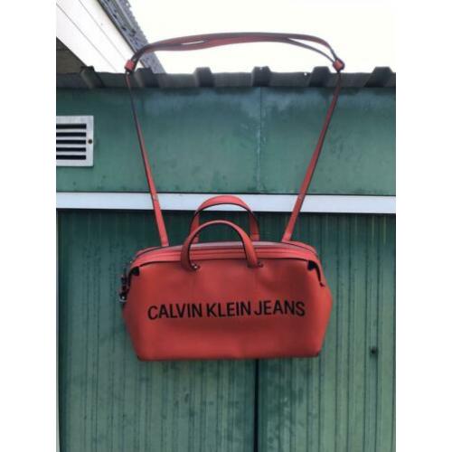 Nieuw rode tas sculpted barrel bag met logo Calvin klein!