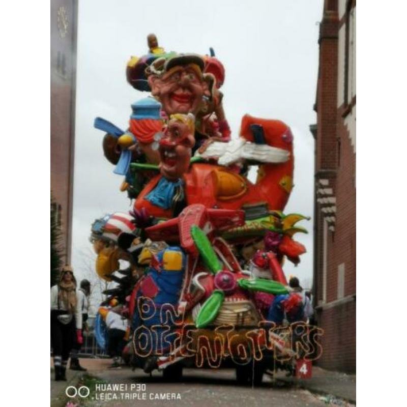 Carnavalswagen vloegen