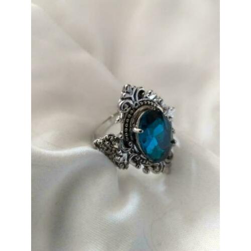 Mooie antique look 925zilveren ring met blauw opaas maat 18