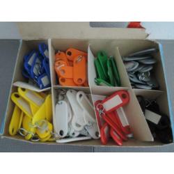 Doos met ruim 90 sleutellabels
