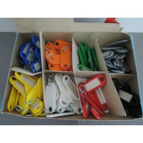 Doos met ruim 90 sleutellabels