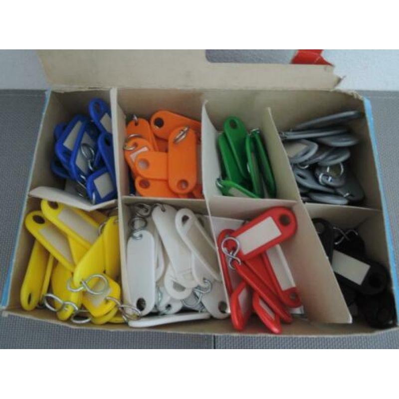 Doos met ruim 90 sleutellabels