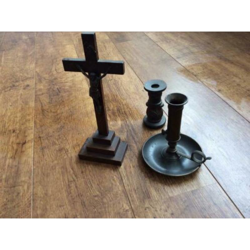 Antieke spullen uit de kerk in een koop