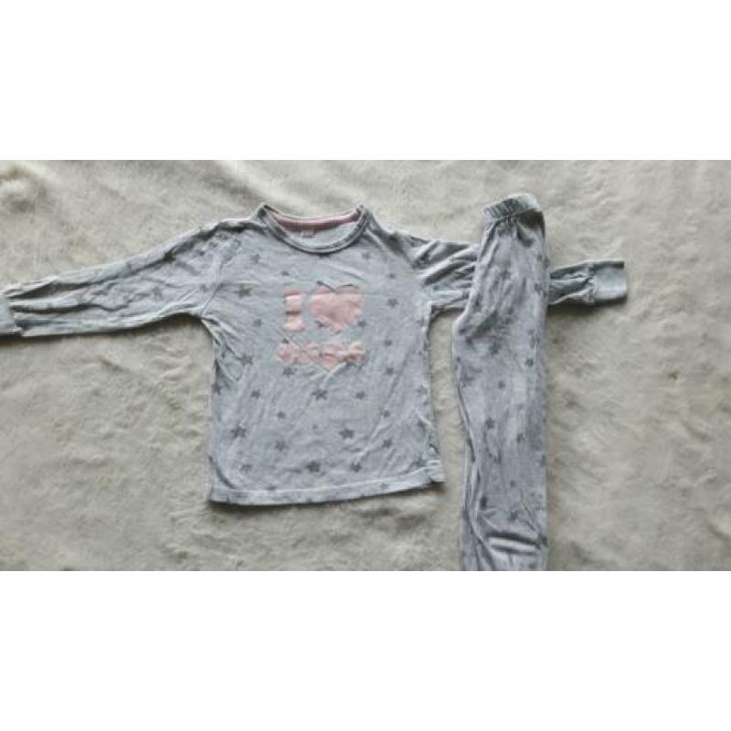 2 pyjama's maat 98/104