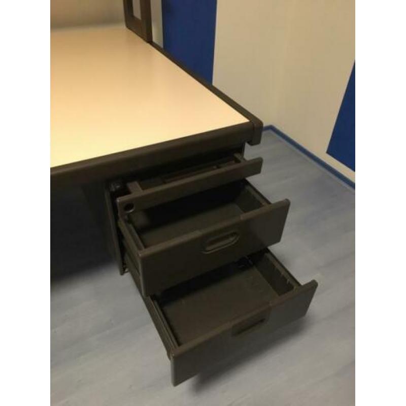 Groot bureau met opbouw