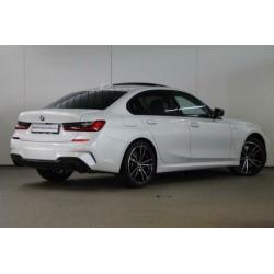 BMW 3 Serie 330i High Executive M Sport / Schuif-Kanteldak /