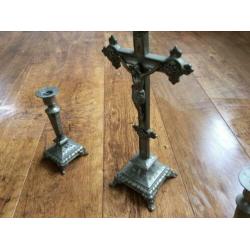 Antieke spullen uit de kerk in een koop