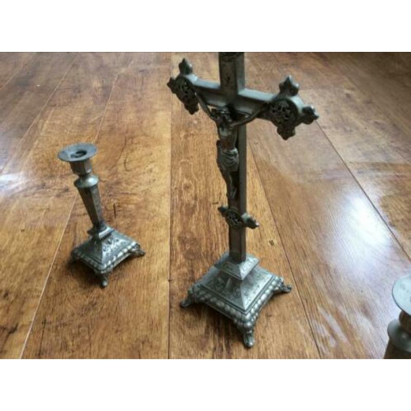 Antieke spullen uit de kerk in een koop