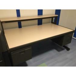 Groot bureau met opbouw