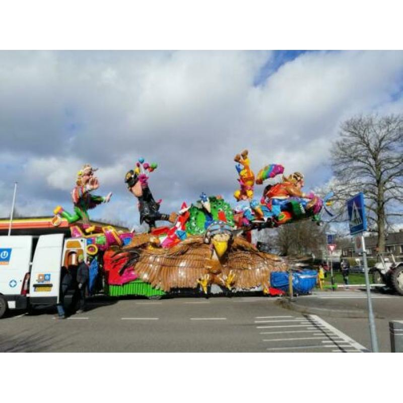 Carnavalswagen vloegen
