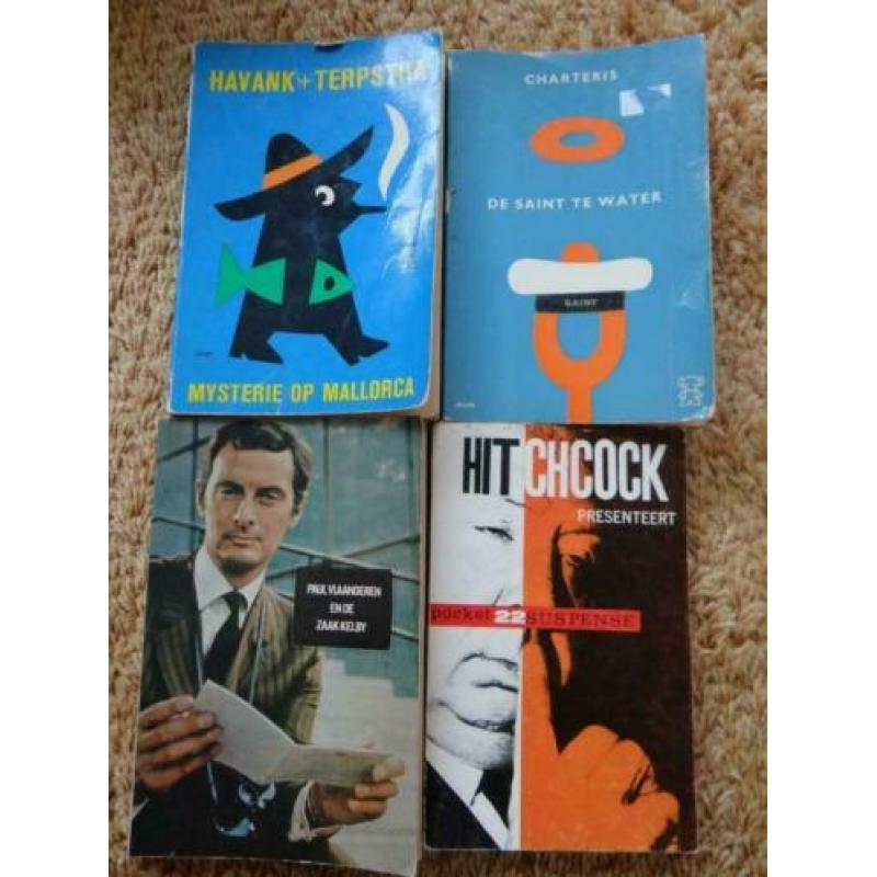 Partij van 50 pockets. Ook Zwarte Beertjes. SAS, OSS 117