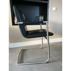 6 of 8 zwart lederen Henders en Hazel design eetkamerstoelen