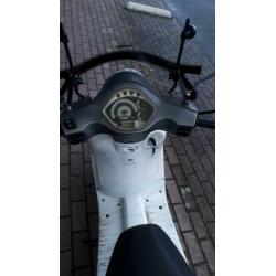 Crème, via lux 50,in goede staat,rijdt wat harder, 4 takt .