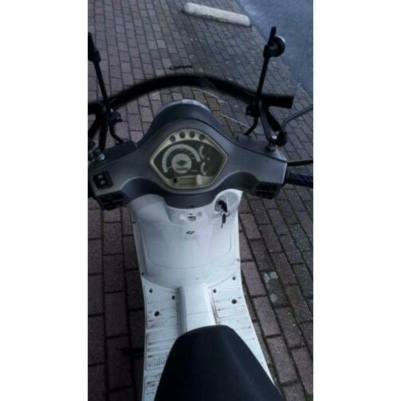 Crème, via lux 50,in goede staat,rijdt wat harder, 4 takt .