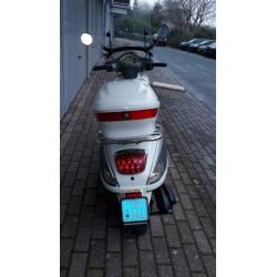 Crème, via lux 50,in goede staat,rijdt wat harder, 4 takt .